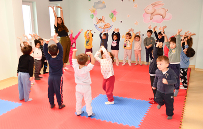 ÇOCUKLAR YOGA İLE KEŞFETMEYİ ÖĞRENİYOR